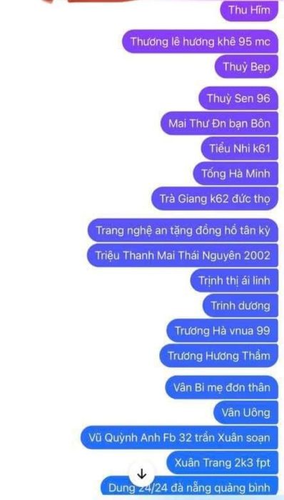 Một chàng trai đã tiết lộ tin nhắn khi anh ta mua hoa để tặng cho vợ và 10 cô gái xinh đẹp, khiến mọi người đều phải thán phục