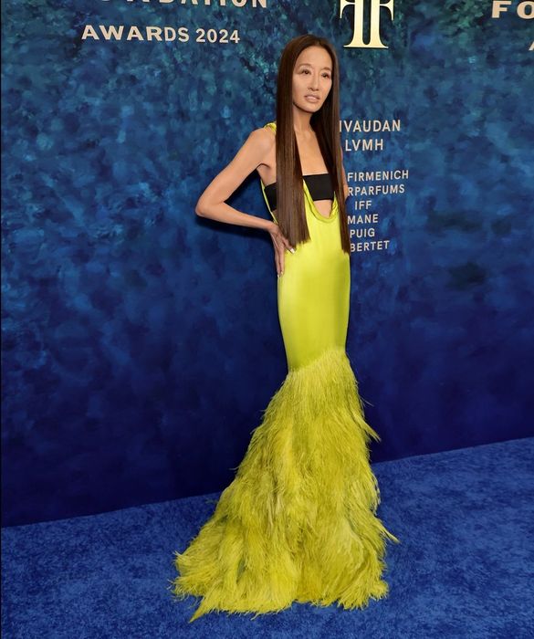 Vera Wang khoác lên chiếc quần jean sát nết, nhảy múa tự do như cô gái hai mươi