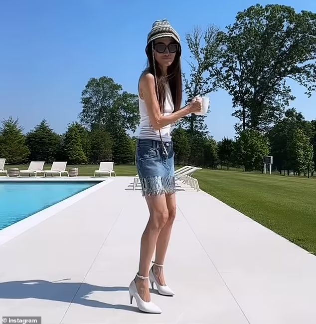 Vera Wang diện quần jean ôm sát, nhảy múa như cô gái hai mươi