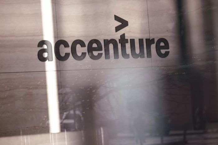 Logo của Accenture xuất hiện trên một bức tường tại văn phòng của công ty tại New York City