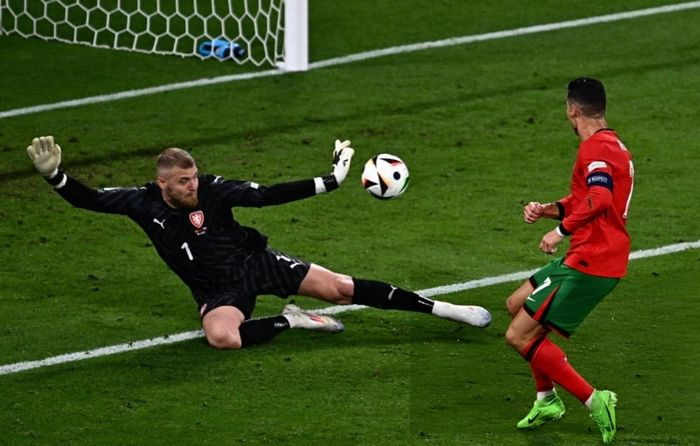 CĐV phân tích thông điệp của Ronaldo trước khoảnh khắc sút phạt 483853