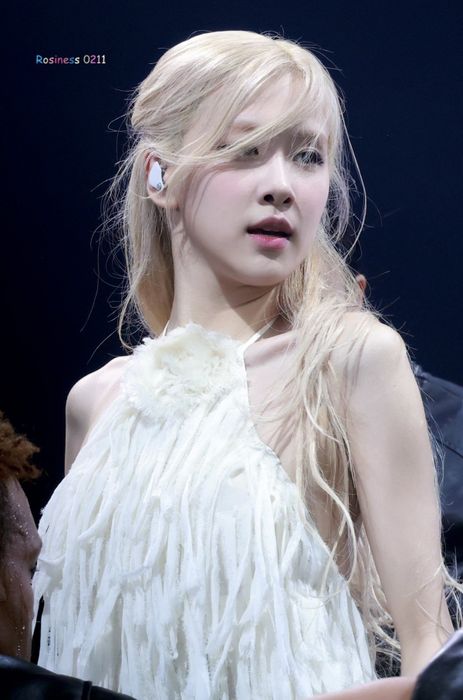 Rosé là một trong số ít thành viên không thành lập công ty riêng. Cô sẽ tiếp tục hoạt động dưới sự hướng dẫn của The Black Label - công ty do Teddy - nhà sản xuất âm nhạc chính của BlackPink. Ảnh: Twitter.