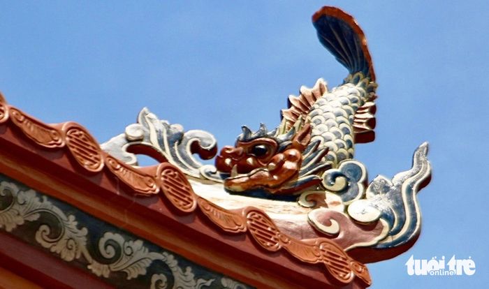 Hình tượng con cá chép biến thành rồng trên cổng vào đền lăng
