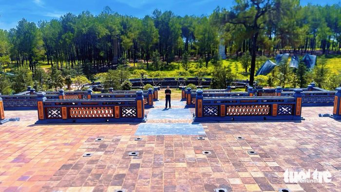 Khu vực đặt bia đá tại lăng mộ của Hoàng thái hậu Từ Dụ đã được trải lại lớp gạch, vẫn giữ nguyên các lỗ để đặt trụ đá