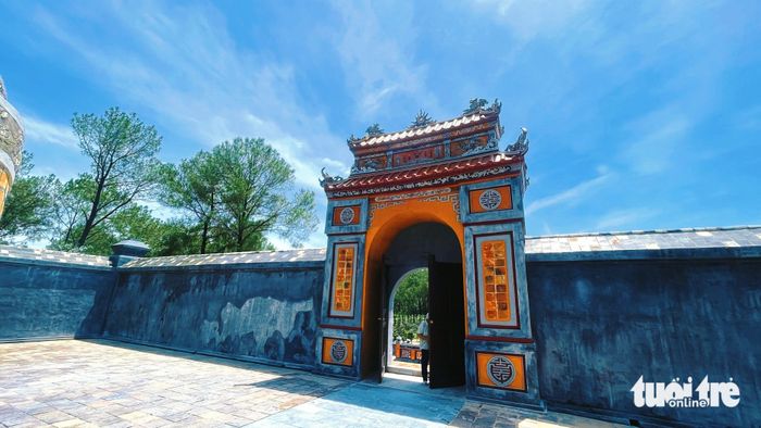 Lối vào phía trong của khu lăng mộ Hoàng thái hậu Từ Dụ được đặt kim tĩnh