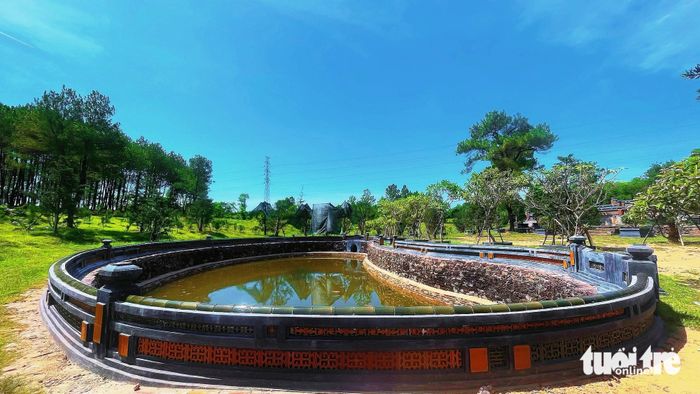 Hồ bán nguyệt trước khu lăng mộ