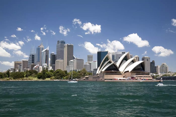 Nhà hát Opera Sydney ở cảng Sydney với đường chân trời trung tâm, Sydney, New South Wales, Úc