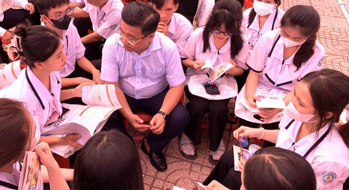 GS.TS Nguyễn Khắc Quốc Bảo - phó giám đốc UEH, chia sẻ thông tin về mức điểm chuẩn các ngành của trường trong những năm trước và tư vấn về việc lựa chọn ngành học cho học sinh trong chương trình tư vấn tuyển sinh - hướng nghiệp 2024 - Ảnh: TRẦN HUỲNH