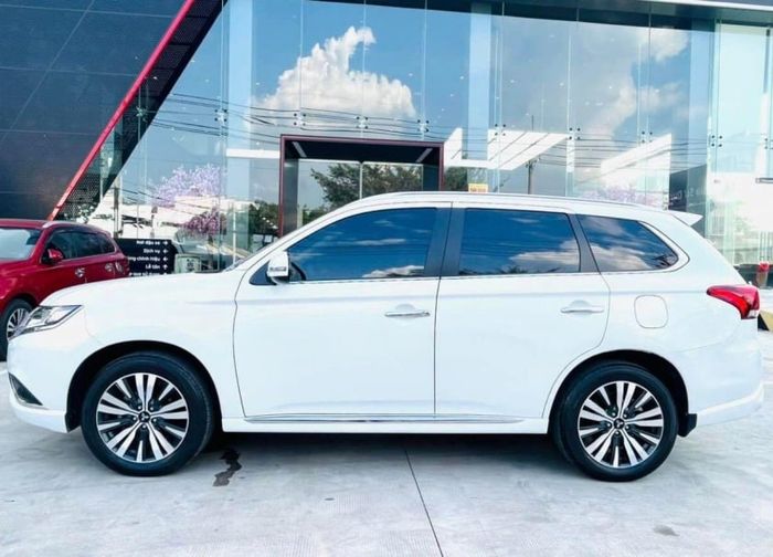 Chiếc Mitsubishi Outlander 2023 đã chạy gần 5.000 km và đang được bán với mức giá khó tin.