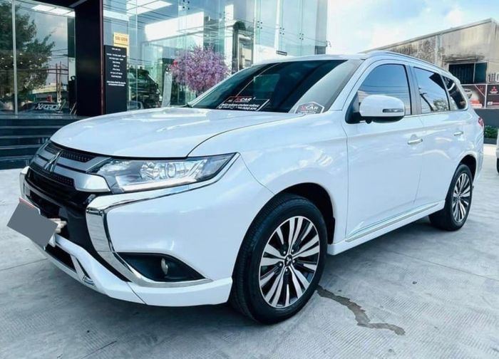Chiếc Mitsubishi Outlander 2023 đã lăn bánh gần 5.000 km và đang được rao bán với mức giá khó tin.