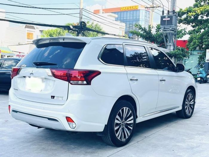 Chiếc Mitsubishi Outlander 2023 đã lăn bánh gần 5.000 km và đang được rao bán với mức giá khó tin.