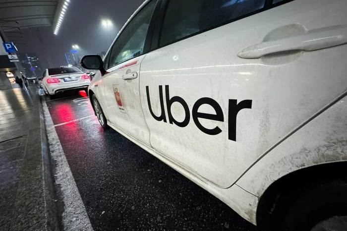 Biểu tượng của Uber được nhìn thấy trên một chiếc xe ở Warsaw, Ba Lan vào ngày 13 tháng 1 năm 2024