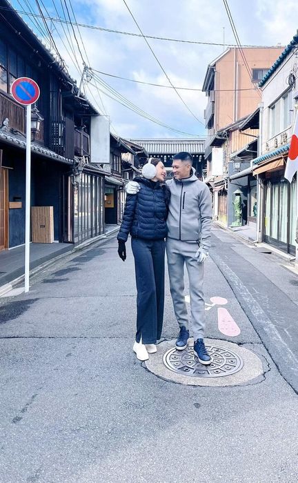 Công Vinh đăng hình ảnh thân mật bên Thủy Tiên, dập tan những lời đồn đoán về cuộc hôn nhân sắp tan vỡ.