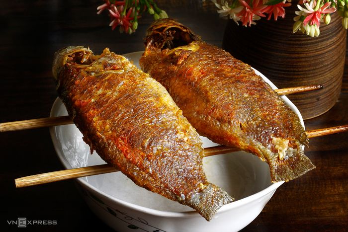 Mẹo để rán cá giòn lâu mà không bắn dầu và không làm chảo bị dính.