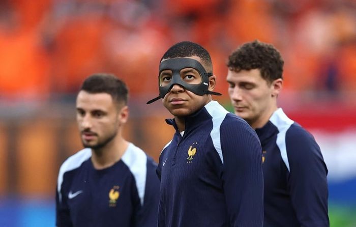 'Mặt nạ Mbappe'