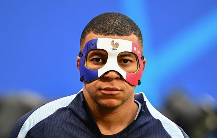 'Mặt nạ Mbappe'