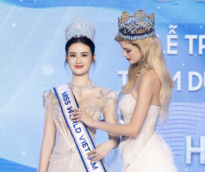 Hoa hậu thế giới Krystyna Pyszková đã trao sash - Ảnh: BTC
