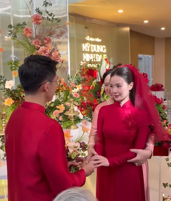 Khoảnh khắc cô dâu và chú rể trao nhau hoa và nhẫn trong lễ vu quy. Ngày trọng đại của diễn viên Midu và thiếu gia với sự hiện diện của hai bên gia đình và nhiều nghệ sĩ thân thiết.