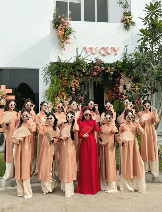 Midu và dàn phù dâu tạo dáng 'ngầu' với kính mát và tay cầm quạt tre trước cửa nhà.