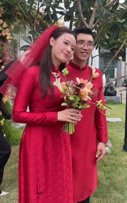 Báo Tiền Phong - Trong lễ vu quy, cô dâu mặc áo dài truyền thống được đính hoa mơ, thể hiện sự gắn kết và bền chặt. Khoảnh khắc hạnh phúc của Midu - Minh Đạt đã được nhiều người chia sẻ trên mạng xã hội.