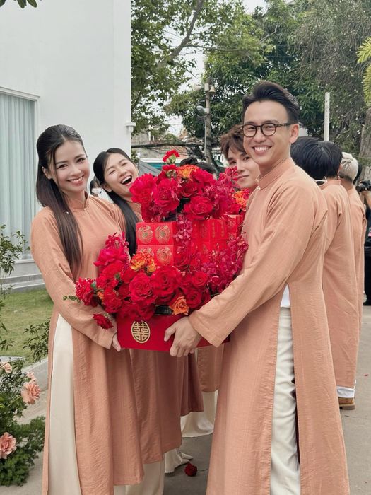 Khoảnh khắc dàn phù rể trao sính lễ cưới cho đội hình nhà gái. Trong bức ảnh, Dương Hoàng Yến nhận được sính lễ từ Quang Bảo.