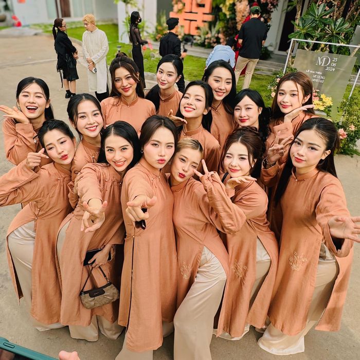 Đội hình nhà gái gồm các nghệ sĩ nổi tiếng như Dương Hoàng Yến, Oanh Kiều, Jun Vũ, Tam Triều Dâng, Phương Mỹ Chi, Hoàng Yến Chibi... Dàn phù dâu đã tạo dáng chuẩn trong buổi tiệc cưới chính.