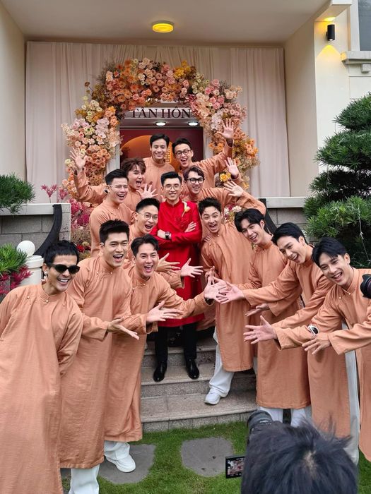 Trước khi sang nhà cô dâu thực hiện nghi thức trao sính lễ và rước dâu, thiếu gia Minh Đạt cùng dàn phù rể đã tạo dáng trước cửa nhà chú rể.
