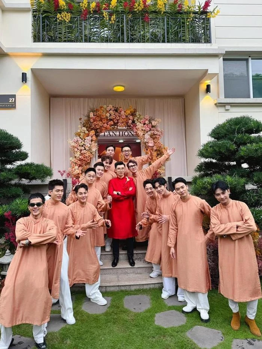 Đội hình bê tráp trong lễ ăn hỏi của Midu và thiếu gia Minh Đạt rất hùng hậu.