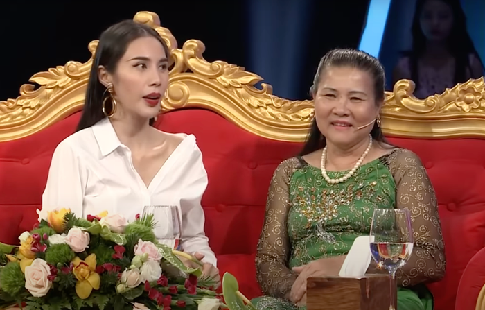 Mẹ của Công Vinh đã từng gọi điện cho con dâu và khóc vì đọc tin đồn ly hôn của vợ chồng con trên mạng.