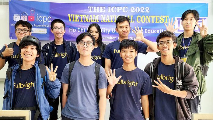 Đoàn Thuận (hàng trên, thứ 2 từ phải qua) và các sinh viên của trường Fulbright tham gia kỳ thi lập trình sinh viên quốc tế (ICPC) vòng quốc gia năm 2022 - Ảnh: NVCC