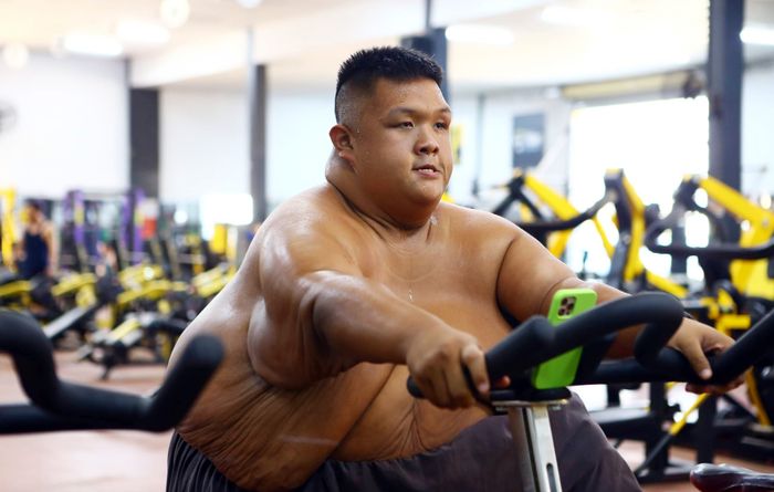 Trọng Nhân tập luyện một mình vào buổi chiều trước khi chuẩn bị đi bơi - Ảnh: QUANG THỊNH