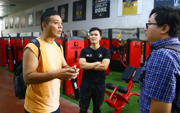 Sơn Tùng chia sẻ cảm xúc với phóng viên Tuổi Trẻ về hành trình giảm cân cùng PT Hồng Quân - Ảnh: QUANG THỊNH