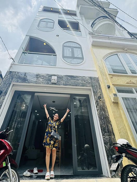 Tiết Cương và vợ thăm căn nhà mới của Cát Tường