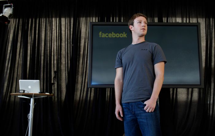 Mark Zuckerberg vẫn để râu và mặc những chiếc áo hàng hiệu trị giá nghìn USD.