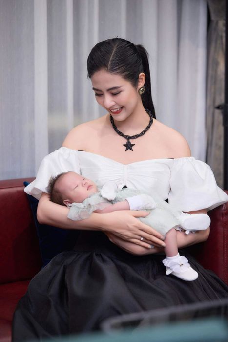 Những khoảnh khắc đáng yêu của Jimmy và Jenny trong gia đình của Phương Oanh