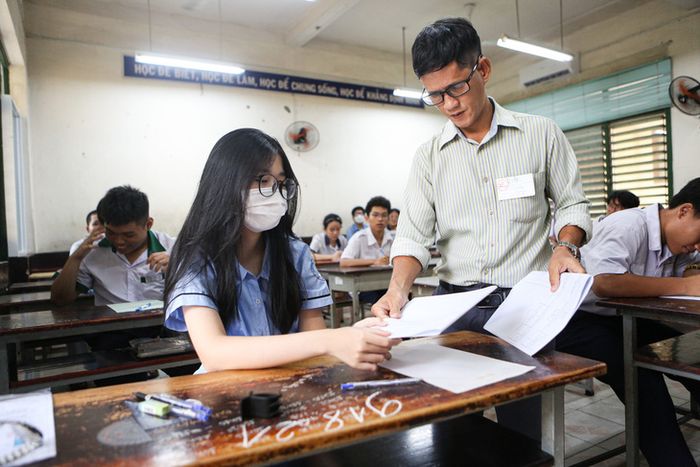 Năm nay, số lượng thí sinh dự thi vào lớp 10 chuyên tại TP.HCM tăng cao so với năm trước, khiến nhiều em hồi hộp chờ đợi điểm chuẩn.