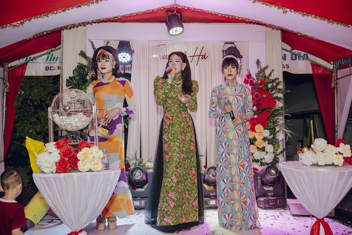 Trong đám cưới, còn có một chương trình văn nghệ đúng theo phong cách của miền Tây - Ảnh: NVCC