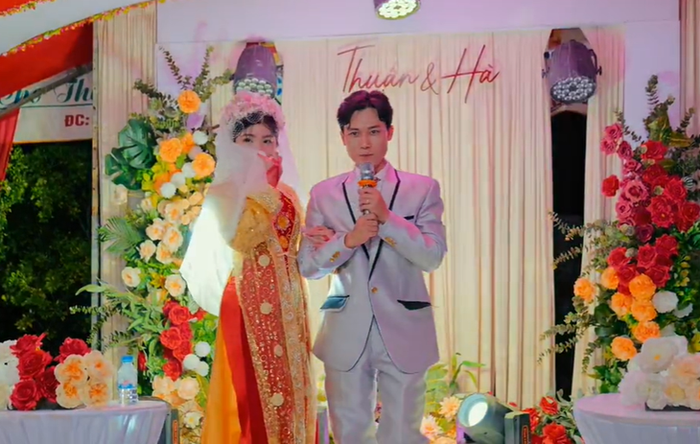 Chú rể đã trình diễn một màn biểu diễn âm nhạc tuyệt vời dành tặng cô dâu trong ngày lễ cưới - một hình ảnh được cắt ra từ đoạn video.