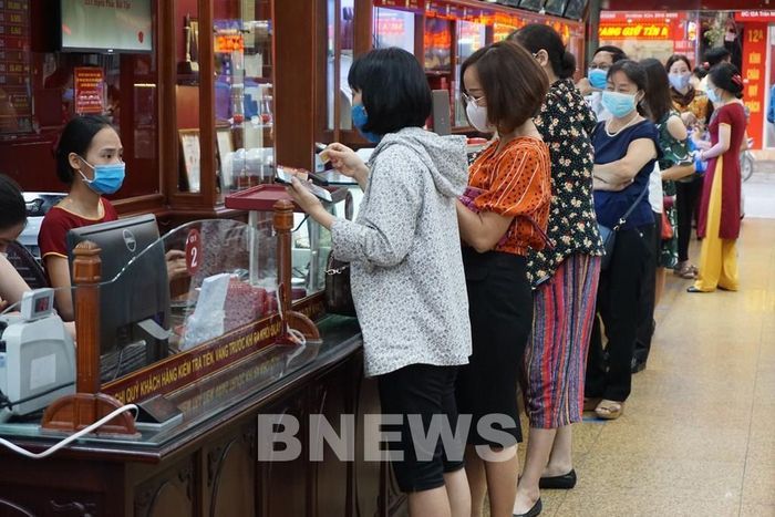 Người dân đứng xếp hàng mua vàng. Hình ảnh: Diệp Anh/BNEWS/TTXVN