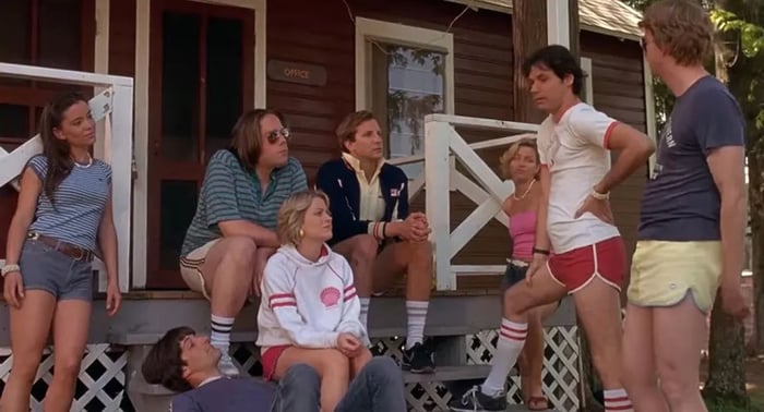 Cảnh trong Wet Hot American Summer: First Day of Camp mang lại không khí hè rõ ràng