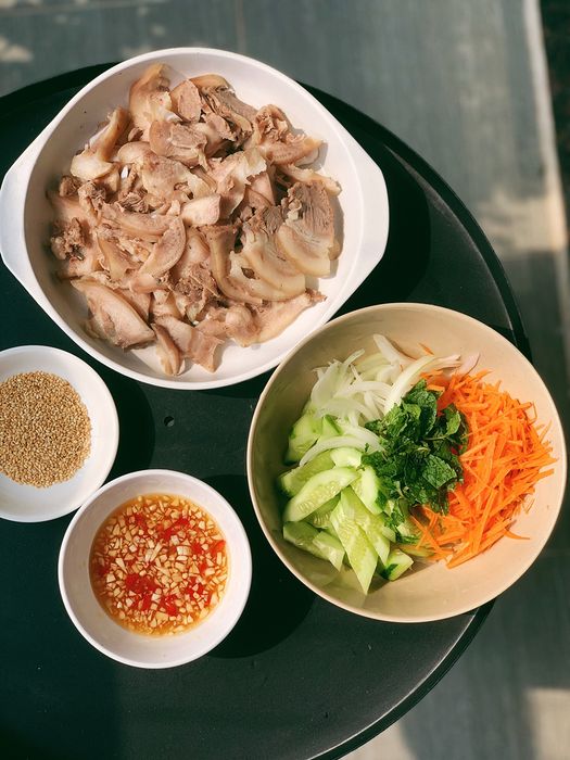 Cách thực hiện món nộm mũi heo và dưa chuột giải nhiệt cho ngày hè