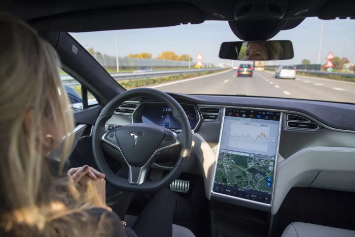 Một nhân viên lái một chiếc ô tô điện Tesla Motors Inc. Model S, trang bị phần cứng và phần mềm Autopilot, tự động lái trên một con đường cao tốc tại Amsterdam, Hà Lan, vào ngày Thứ Hai, ngày 26 tháng 10 năm 2015.