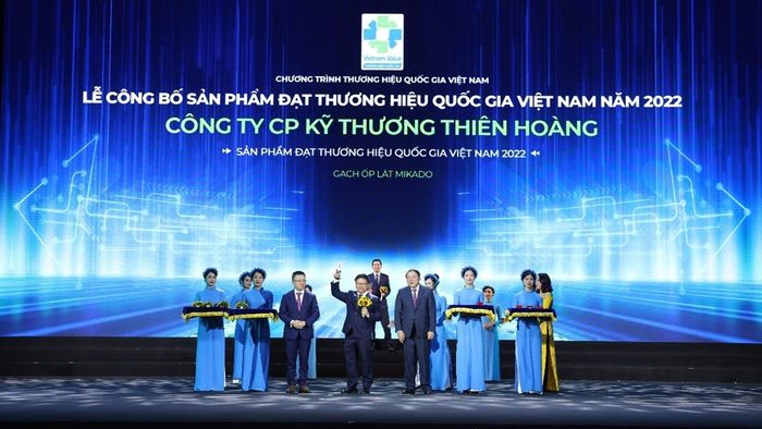Giám đốc tổng công ty nhận được cúp cho Sản phẩm đạt thương hiệu quốc gia.