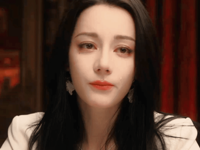 Được khen ngợi về diễn xuất tiến bộ và tạo hình đẹp của Địch Lệ Nhiệt Ba.