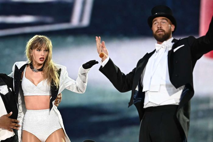 Taylor Swift đã đưa bạn trai lên sân khấu Eras Tour tại London, Anh vào ngày 23/6.