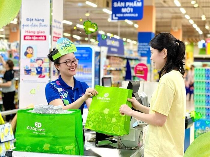 Co.opmart và Co.opXtra khuyến khích khách hàng sử dụng túi tái sử dụng khi mua sắm.