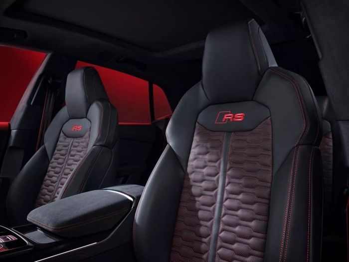 Audi RS Q8 2025 là mẫu SUV mạnh mẽ nhất của hãng, với mức giá khởi điểm khoảng 3,9 tỷ đồng (tương đương 488,032 USD).