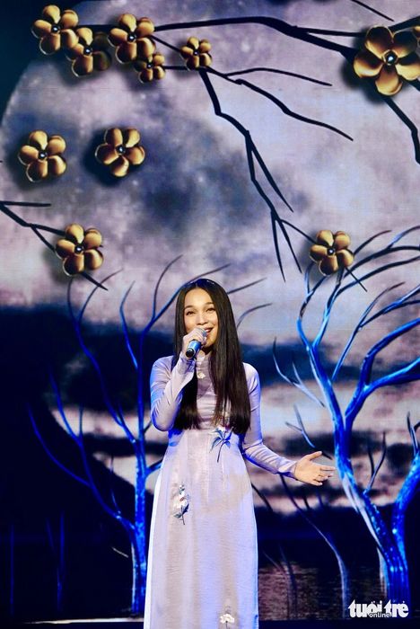 Hiền Thục trình diễn bài hát Mừng tuổi mẹ - Ảnh: T.T.D.