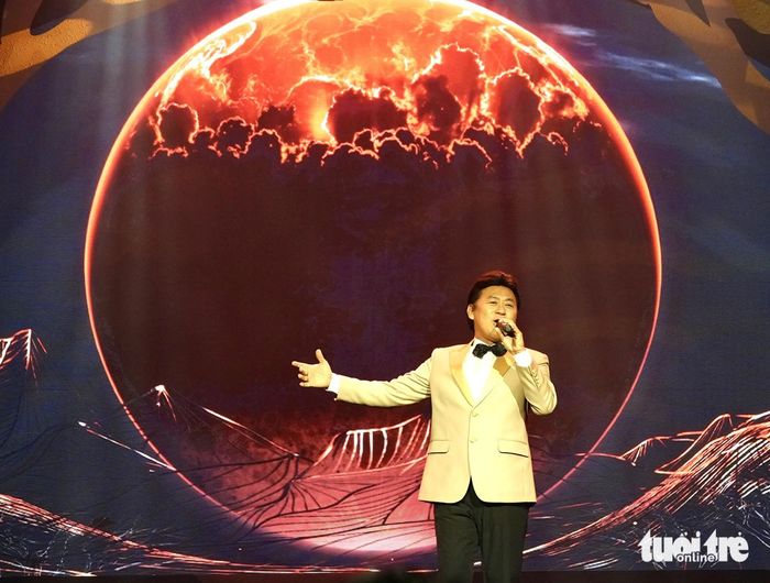Tạ Minh Tâm trình diễn bài hát Tiếng hát từ mặt trời và ánh lửa - Ảnh: T.T.D.