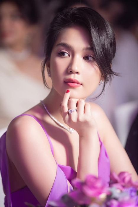 Ngọc Trinh và Amee cũng đã trở thành nạn nhân của thiết bị quay lén.
